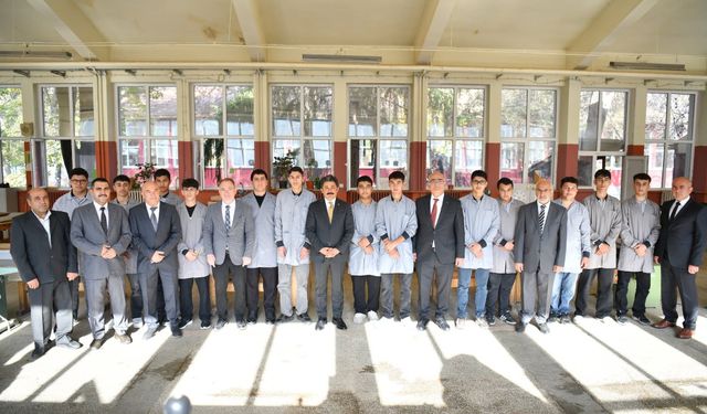 Vali Demiryürek, Kırşehir Mesleki ve Teknik Anadolu Lisesi’nde Öğrencilerle Buluştu