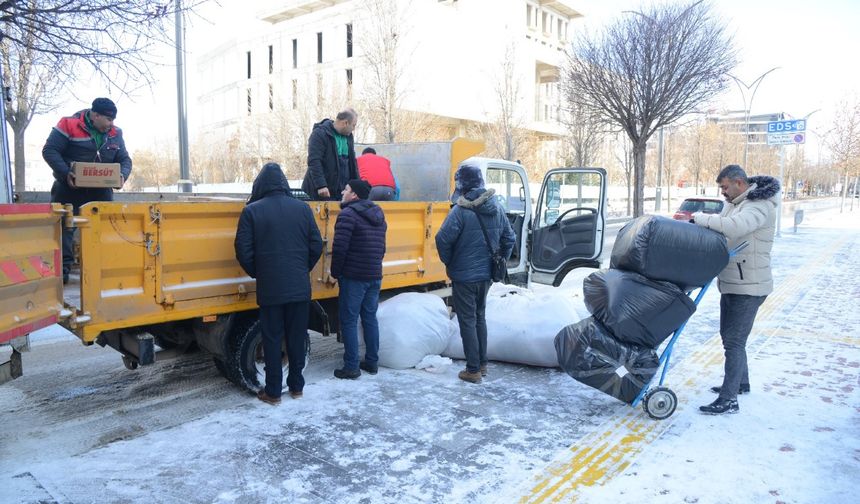 Kırşehir Belediyesi, toplanan yardımları bölgeye sevk ediyor