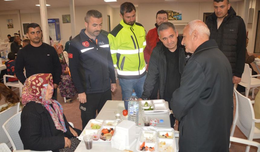 Kırşehir Valisi Buhara Hatay'daki konteyner kentte sahur yaptı…