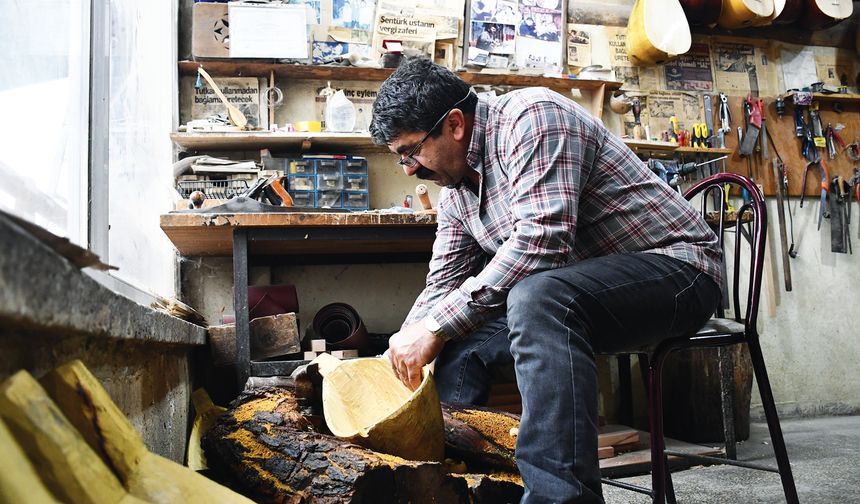 Aşık Veysel'den esinlenerek ürettiği bağlamaları sanatçılara da gönderiyor