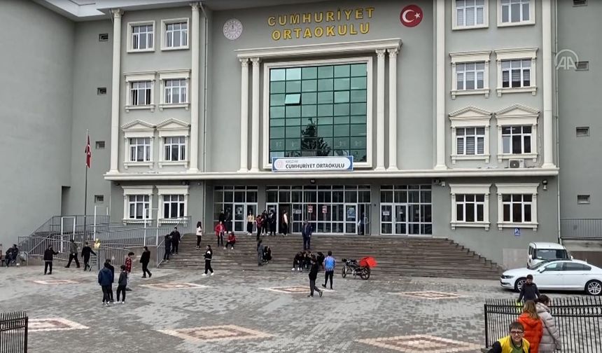 İstanbul Medeniyet Üniversitesi öğrencileri Kırşehir'deki 2 okula 7 bin 500 kitap bağışladı