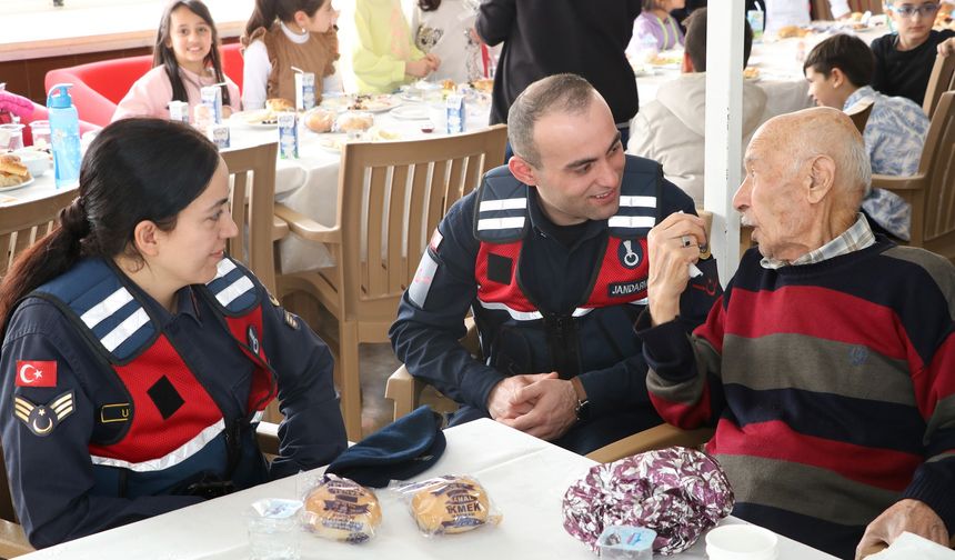 Jandarma ekiplerinden Yaşlılar Haftası ziyareti