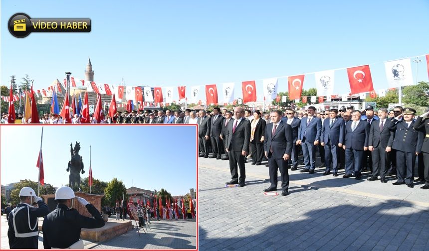 Cacabey Meydanı'nda Atatürk Anıtı'na çelenk bırakıldı