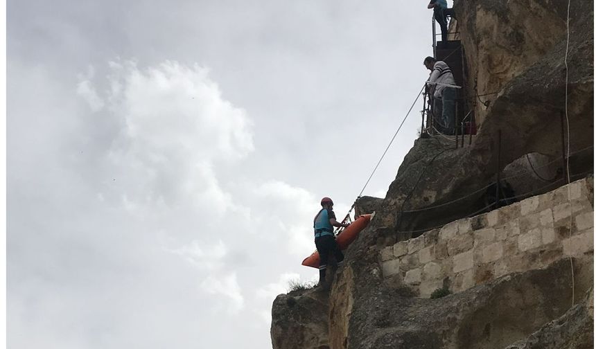 Ortahisar Kalesi'nde ayağı kırılan turist, UMKE ekiplerince hastaneye kaldırıldı