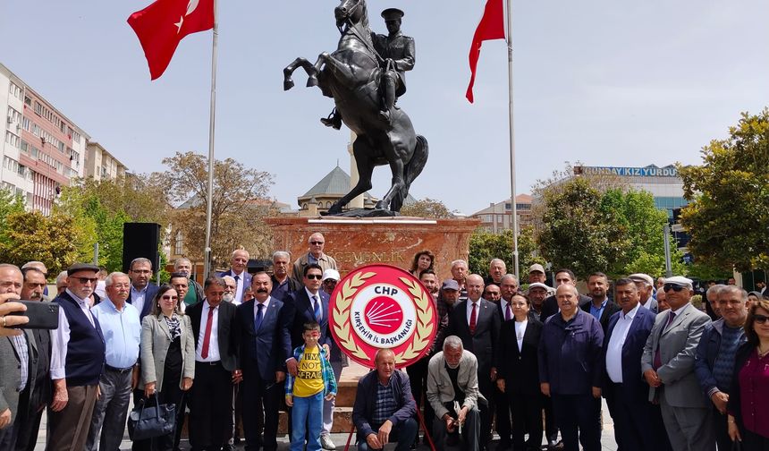 CHP Kırşehir İl Başkanlığı, Atatürk Anıtı'na çelenk bıraktı