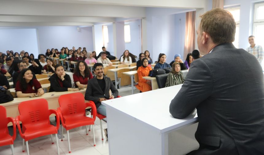 Millî Eğitim Müdürü Gülşen’den Yabancı Dil Testi Kursuna ziyaret