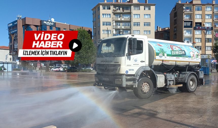 Cacabey Meydanı, köpüklü sularla yıkandı