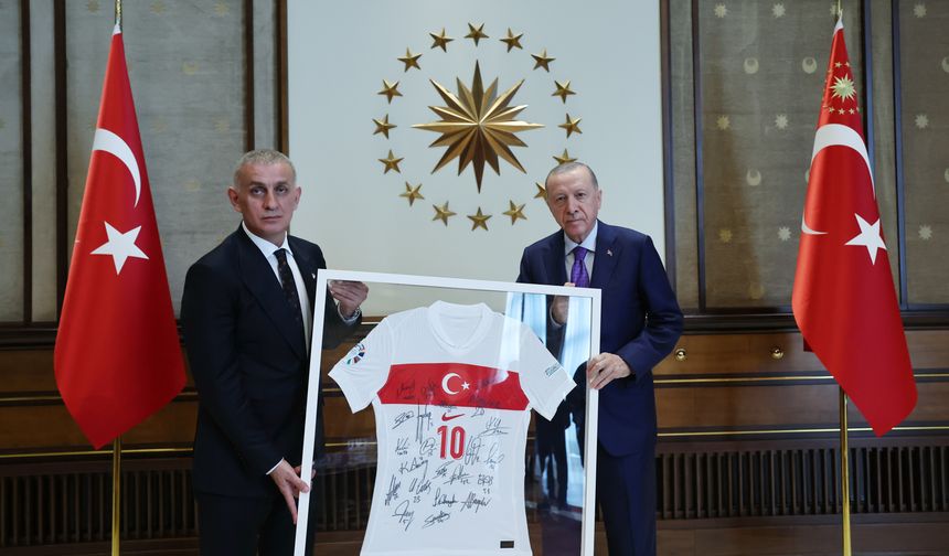 Cumhurbaşkanı Erdoğan, TFF Başkanı Hacıosmanoğlu ve yönetim kurulunu kabul etti