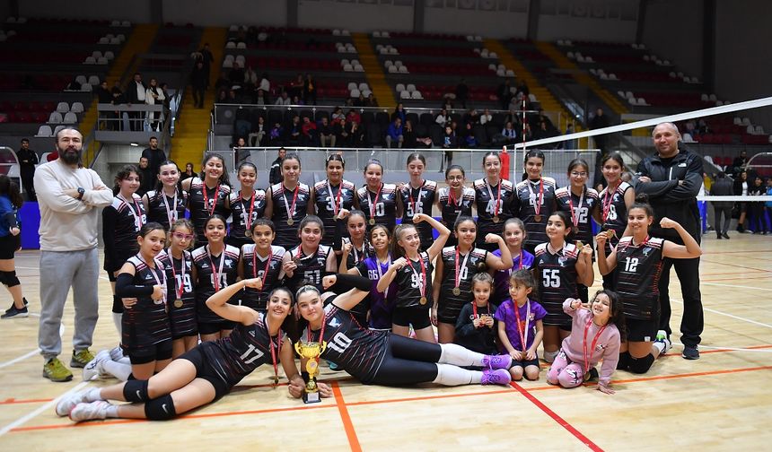 MİDİ Kızlar Voleybolda şampiyon Akademispor oldu