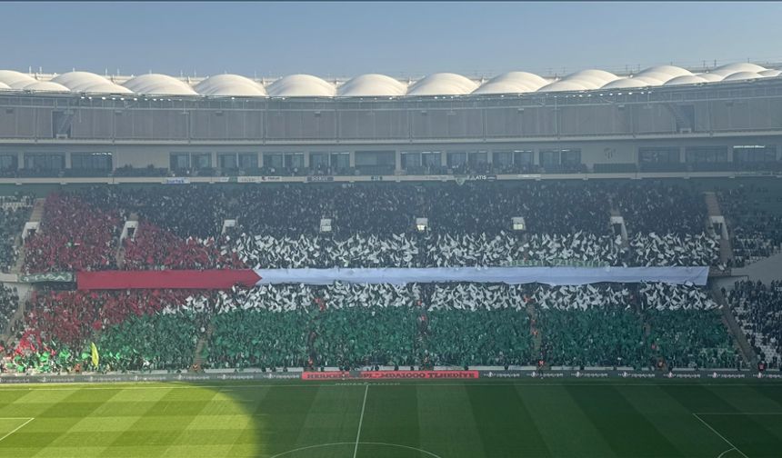 Bursaspor taraftarlarından Filistin koreografisi