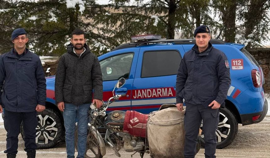 Kırşehir'de Jandarma ekipleri, çalınan motosikleti sahibine teslim etti