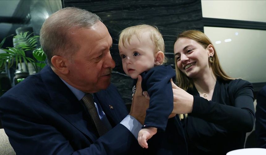 Cumhurbaşkanı Erdoğan, kafede vatandaşlarla sohbet etti