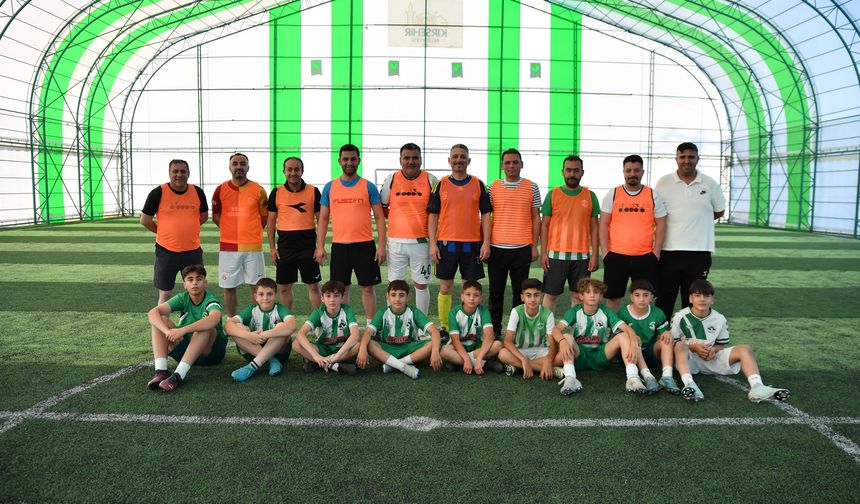 Babalar ve oğullar futbol maçında karşılaştı