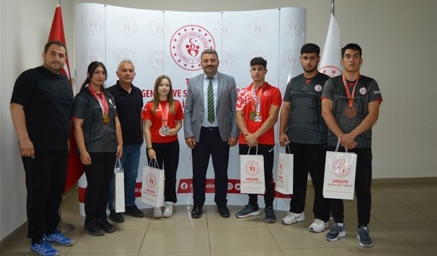 Şampiyonlardan Spor İl Müdürü Çakmaçı’ya ziyaret