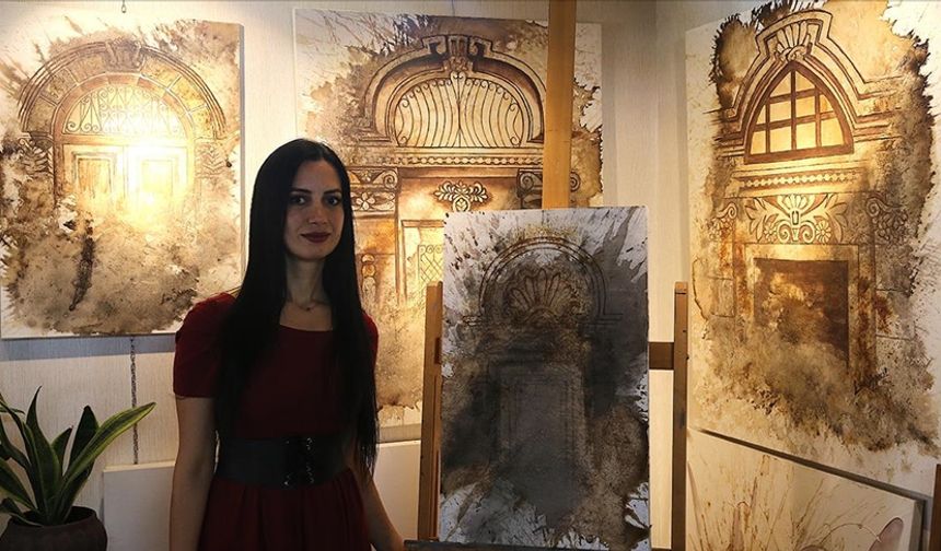 Çizimlerini kahve ve çay dökerek renklendiriyor