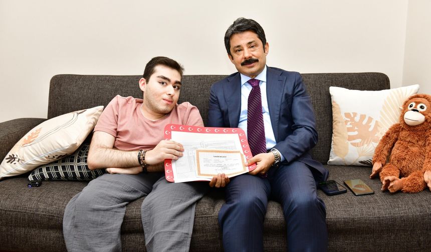 Vali Demiryürek, Cengizhan’ın karnesini evinde teslim etti