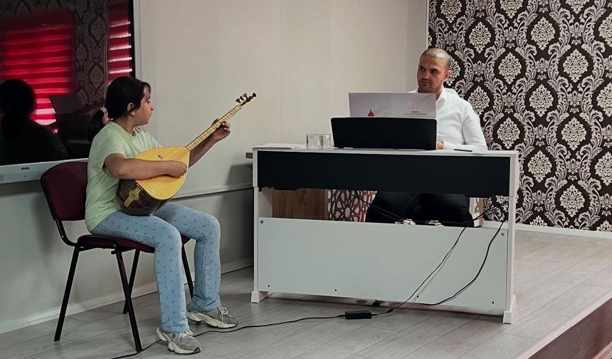 Yetenek sınavında moral desteği verdi!
