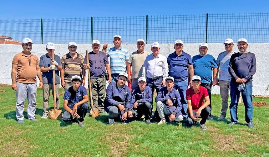 Kırşehir Mesleki ve Teknik Anadolu Lisesi’nde ağaç dikimiyle çevreye katkı