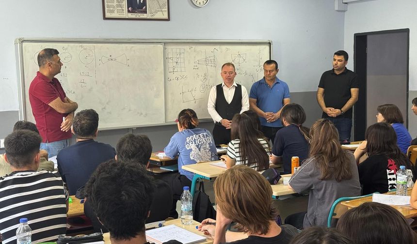 Kırşehir’de eğitime yakın takip… Müdür Gülşen sahada!