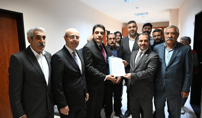 CHP Kırşehir İl Başkanı Baran Genç mazbatasını aldı