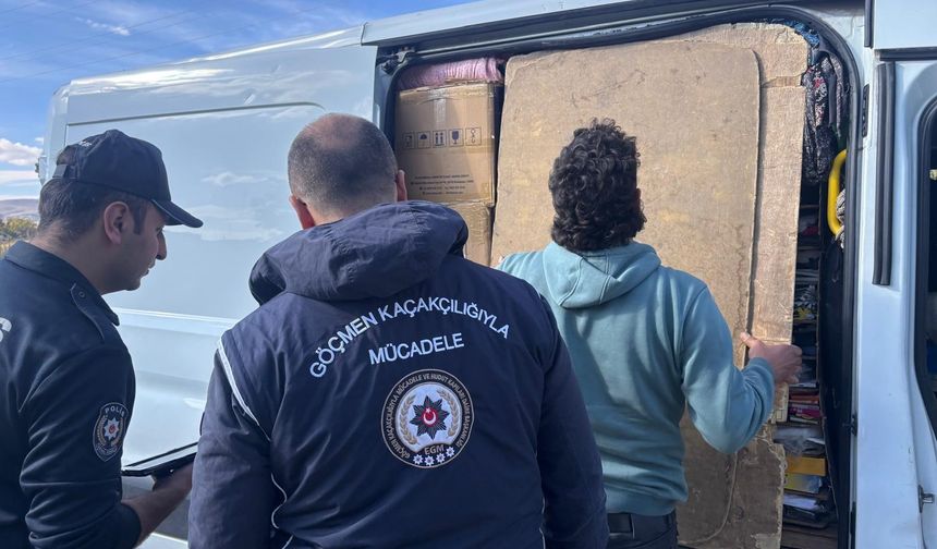 Kırşehir'de 8 kaçak göçmen yakayı böyle ele verdi