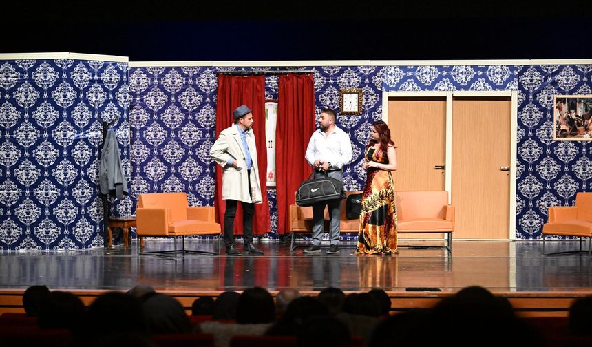 “Komik Para” Tiyatroseverlerle Buluştu