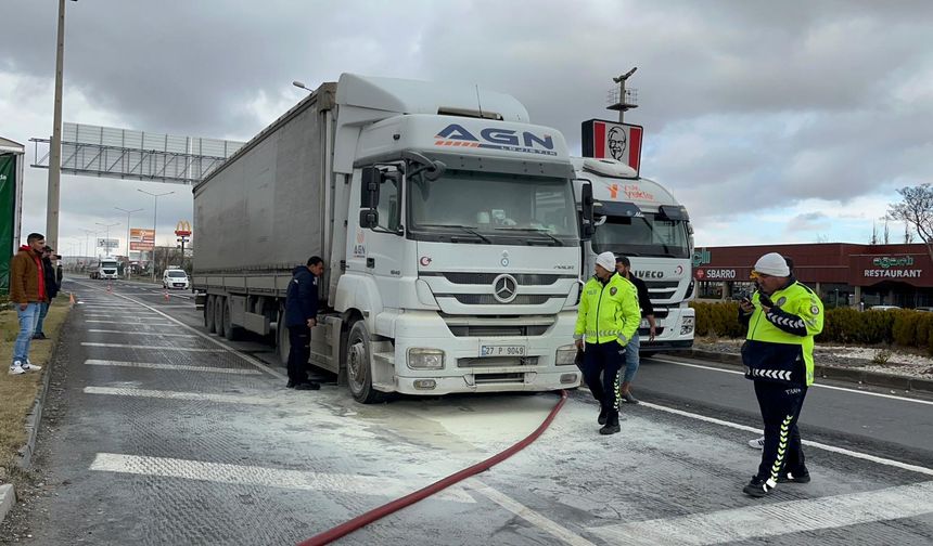 Seyir halindeki tırda çıkan yangın söndürüldü
