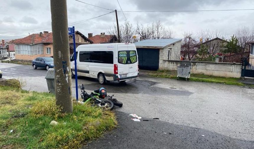 Minibüs ile çarpışan motosikletin sürücüsü yaralandı