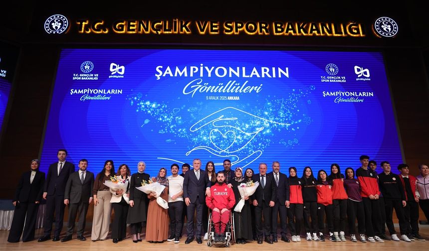 Bakan Bak, şampiyon sporcuların anneleriyle buluştu