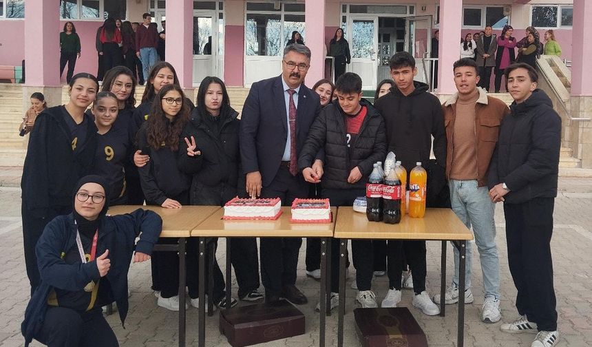 Şampiyonluğu pasta keserek kutladılar