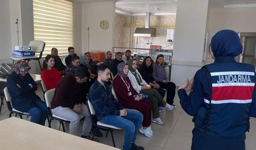 Kırşehir’de Jandarma’dan Hastane Çalışanlarına Bilgilendirme