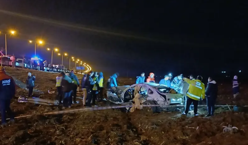 İki otomobil çarpıştı, araçlar şarampole yuvarlandı, 3 kişi öldü