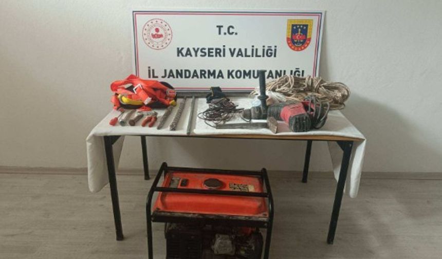 İzinsiz kazı yapan 3 kişiye darbe