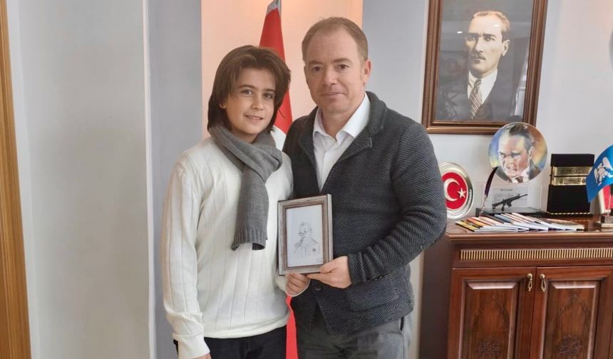 Kırşehir’de öğrenci portresiyle İl Millî Eğitim Müdürüne sürpriz yaptı