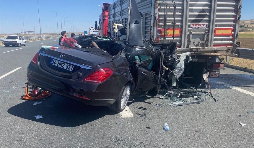 Savrulan otomobil park halindeki tıra çarptı, 2 ölü 2 yaralı