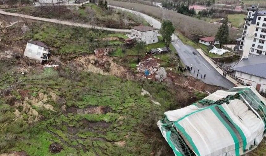 Heyelan Nedeniyle 2 Ev ve Halı Saha Yıkıldı, Yol Kapandı