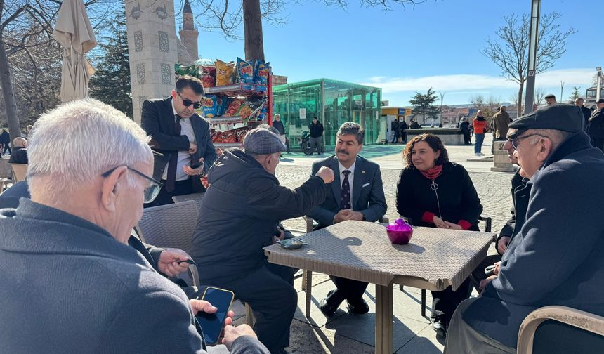 AK Parti Heyeti Hem Esnafla Buluştu Hem İftariyelik Dağıttı