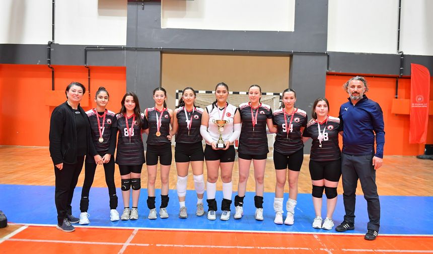 GENÇ KIZLAR VOLEYBOLUNDA ŞAMPİYON ÖMER HALİSDEMİR