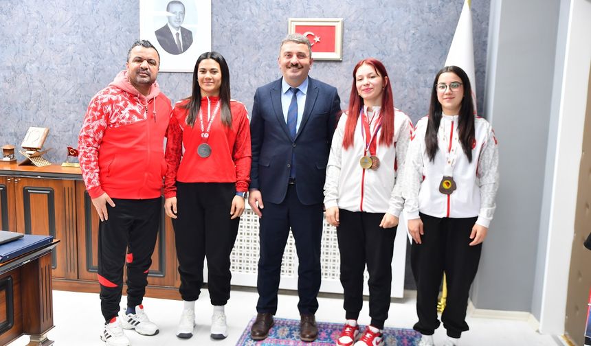 ŞAMPİYON BOKSÖRLERDEN İL MÜDÜRÜ ÇAKMAKÇI’YA ANLAMLI ZİYARET