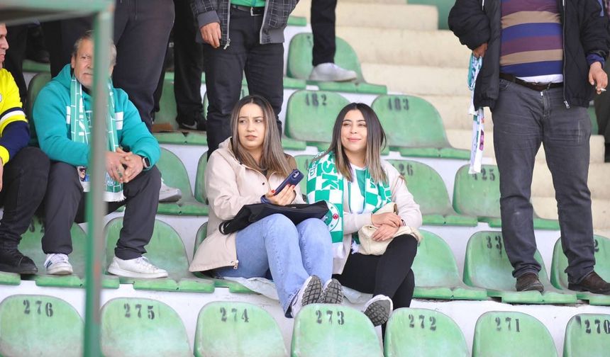 Protokolü Değil, Tribünü Seçti!.. Sueda Şahin tam not aldı