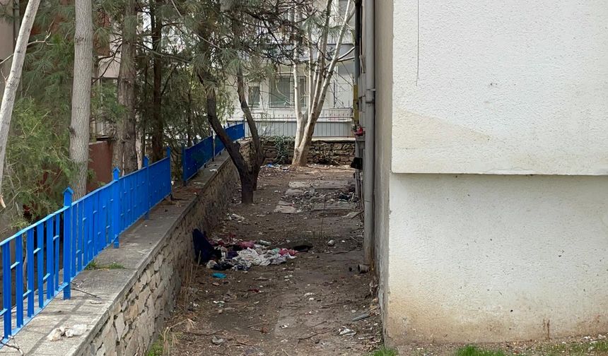 BU ŞEHRİ KİRLETMEYE UTANMIYOR MUSUNUZ?