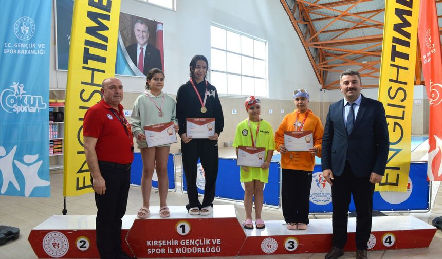 Yüzmede dereceye girenler, ödüllendirildi