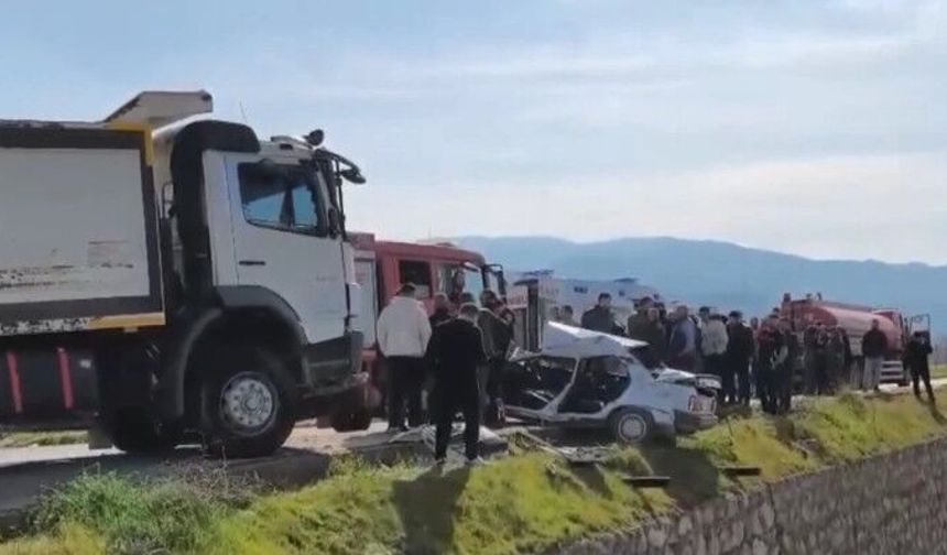 Kamyonla otomobil çarpıştı: Emre Kaya hayatını kaybetti, 2 yaralı
