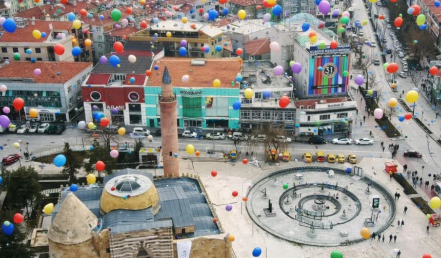 Pazartesi günü yüzlerce vatandaş Cacabey Meydanı'na akın edecek