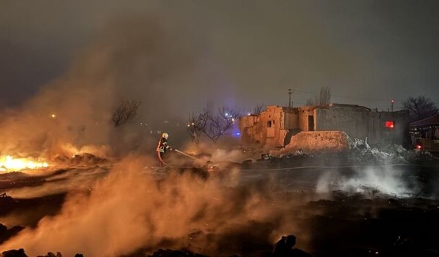 Boş Arazide Hurdalar Alev Alev…Sebebi Araştırılıyor