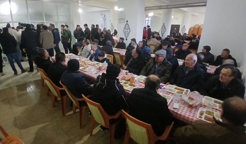 Yukarı Homurlu’da Türkmen ve Öz Aşireti Tek Sofrada: 500 Kişilik Dev İftar