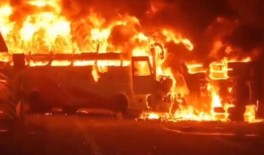 Kamyonla Çarpışan Yolcu Otobüsü Alev Aldı: 13 Kişi Öldü