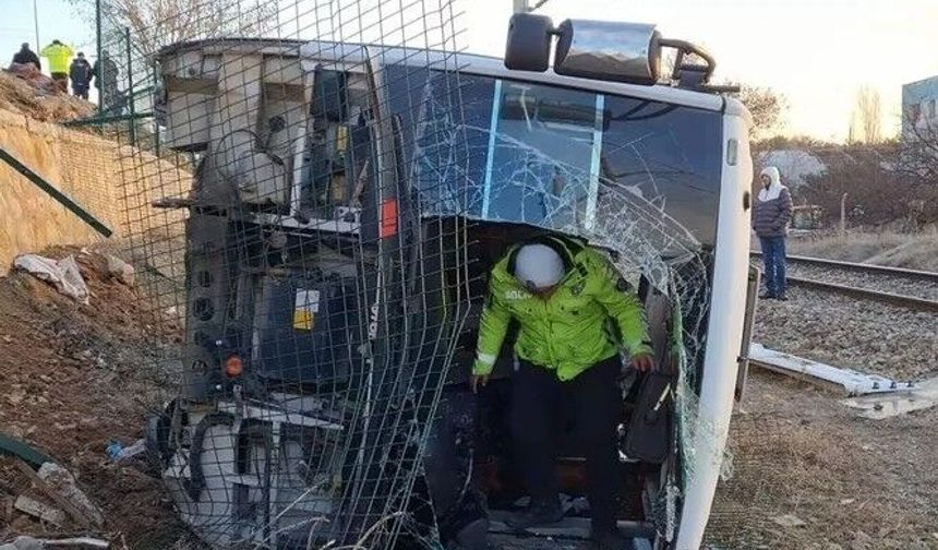 Minibüs Şarampole Yuvarlandı, 5 Kişi Yaralandı