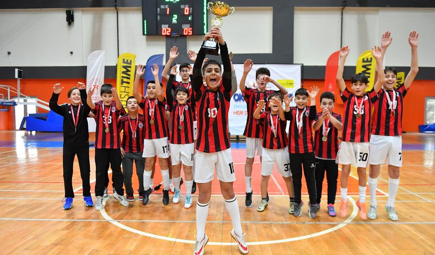 Ömer Halisdemir Ortaokulu Futsalda yine şampiyon