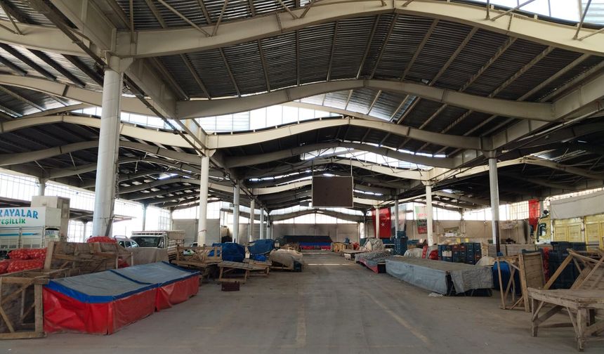 Kırşehir’de Yol Kavşağı Yapılıyor, Pazaryeri Isınmayı Bekliyor